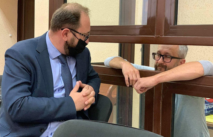 O ηγέτης των Τατάρων της Κριμαίας Ναριμάν Τζελιάλοφ (αριστερά) κατά τη διάρκεια της δίκης του (πηγή: Facebook / crimeansolidarity)