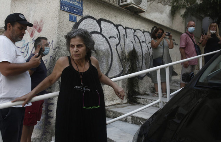 Η Μαργαρίτα Θεοδωράκη έξω από το σπίτι του πατέρα της στην Αθήνα (φωτ.: ΑΠΕ-ΜΠΕ / Γιάννης Κολεσίδης)