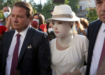 Η Ιωάννα Παλιοσπύρου εμφανίστηκε στο δικαστήριο με ειδική μάσκα που «κρατάει» το πρόσωπό της και την προστατεύει από το φως του ήλιου (φωτ.: ΑΠΕ-ΜΠΕ / Ορέστης Παναγιώτου)