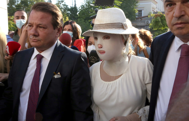 Η Ιωάννα Παλιοσπύρου εμφανίστηκε στο δικαστήριο με ειδική μάσκα που «κρατάει» το πρόσωπό της και την προστατεύει από το φως του ήλιου (φωτ.: ΑΠΕ-ΜΠΕ / Ορέστης Παναγιώτου)