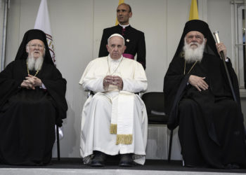 Από την επίσκεψη του Πάπα Φραγκίσκου στη Λέσβο, το 2016 (φωτ.: αρχείο ΑΠΕ-ΜΠΕ / Andrea Bonetti)