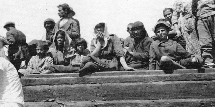 Πρόσφυγες περιμένουν τη σωτηρία στην προκυμαία της Σμύρνης (Συλλογή Thomas Kinkaid, The Naval History and Heritage Command, πηγή: «Η μεγάλη φωτιά»)
