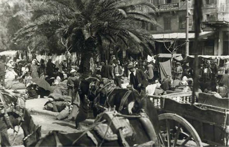Πειραιάς 1922. Μικρασιάτες πρόσφυγες γύρω από το ξενοδοχείο «Η Ανατολή» (πηγή: Αρχείο ΕΡΤ / Π. Πουλίδης)