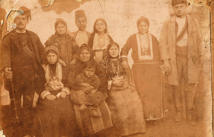 Σάντα 1900, ενορία  Πινατάντων. Μέλη των οικογενειών Τσαντεκίδη και Ποταμόπουλου (πηγή: Ψηφιακή Σάντα)