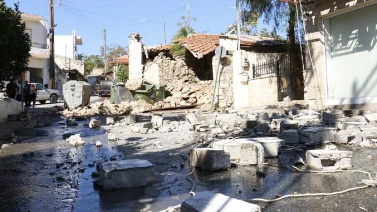 Τοίχοι οικίας πού είχε καταρρεύσει στο Αρκαλοχώρι Ηρακλείου, Κρήτης (φωτ.: ΑΠΕ-ΜΠΕ/Νίκος Χαλκιαδάκης)