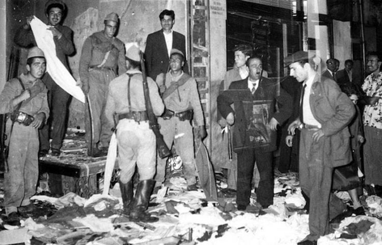 Εικόνα από τις καταστροφές των Τούρκων σε ελληνικά σπίτια και καταστήματα, στα «Σεπτεμβριανά» το 1955 (φωτ.: pappaspost.com)