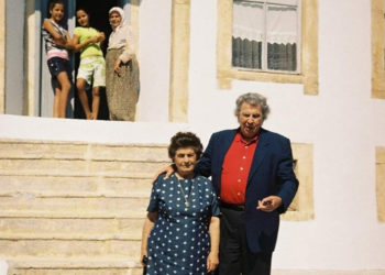 Ο Μίκης Θεοδωράκης με τη σύζυγό του Μυρτώ τον Σεπτέμβριο του 2005 έξω από το πατρικό της μητέρας του στον Τσεσμέ (πηγή: Politischios / Serhat Karaaslan)