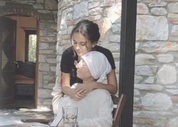 Η γραία Άννα με την«εγγονή» της στην ταινία μικρού μήκους «Να γελάς» (πηγή: YouTube)