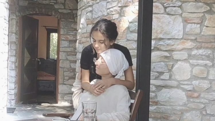 Η γραία Άννα με την 
«εγγονή» της στην ταινία μικρού μήκους «Να γελάς» (πηγή: YouTube)