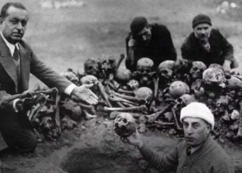 Οστά θυμάτων της Γενοκτονίας των Αρμενίων από την περιοχή Ντέιλ αλ Ζορ της Συρίας (πηγή: Τρέιλερ της ταινίας «Νέα πατρίδα»)