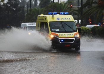 Ασθενοφόρο κινείται στη λεωφόρο Βασ. Κωνσταντίνου, στην Αθήνα, ενώ οι δρόμοι είναι πλημμυρισμένοι από την καταρρακτώδη βροχή (φωτ.: ΑΠΕ-ΜΠΕ/ΑΛΕΞΑΝΔΡΟΣ ΒΛΑΧΟΣ)