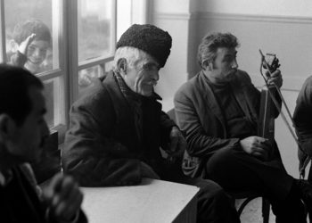 Φωτογραφία του Martin Koenig μέσα σε ποντιακό καφενείο στο χωριό Κομνηνά, το 1974 (πηγή: ΑΠΕ-ΜΠΕ)
