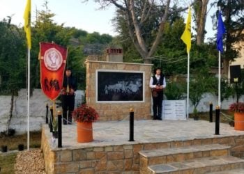 Εικόνα από τα αποκαλυπτήρια του μνημείου για τους εκτελεσθέντες από τους ναζί στο Μεσόβουνο (φωτ.: xronos-kozanis.gr)