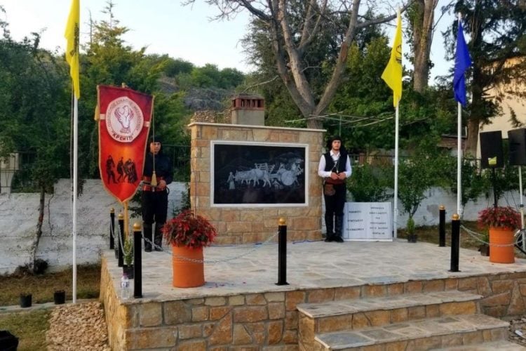 Εικόνα από τα αποκαλυπτήρια του μνημείου για τους εκτελεσθέντες από τους ναζί στο Μεσόβουνο (φωτ.: xronos-kozanis.gr)