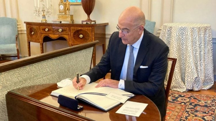 Ο Νίκος Δένδιας υπογράφει την αμυντική συμφωνία με τον Άντονι Μπλίνκεν, στο Στέιτ Ντιπάρτμεντ (φωτ.: twitter.com/ NikosDendias)