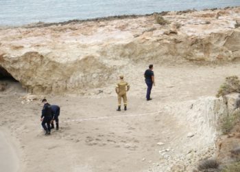 Aστυνομικοί τοποθετούν κορδέλες μετά από κατολισθήσεις σε παραλία στον Ξερόκαμπο Σητείας, μετά από τον ισχυρό σεισμό 6,3 Ρίχτερ που σημειώθηκε ανατολικά της Ζάκρου στην Κρήτη (φωτ.: ΑΠΕ-ΜΠΕ/ΝΙΚΟΣ ΧΑΛΚΙΑΔΑΚΗΣ)