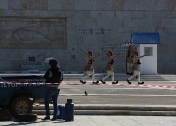 Αστυνομικοί στο σημείο όπου οδηγός αγροτικού αυτοκινήτου στάθμευσε το όχημά του μπροστά στο Μνημείο του Άγνωστου Στρατιώτη, έξω από τη Βουλή, στο Σύνταγμα (φωτ.: ΑΠΕ-ΜΠΕ/Αλέξανδρος Μπελτές)