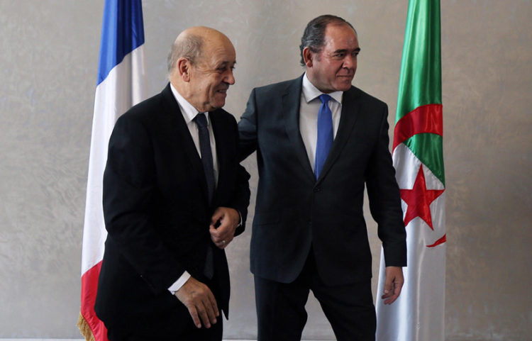 Οι υπουργοί Εξωτερικών της Γαλλίας και της Αλγερίας (φωτ.: EPA/STR)