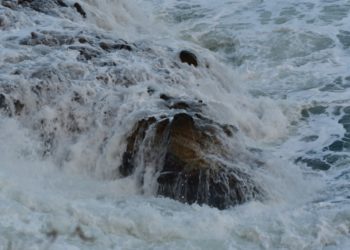 Κύματα χτυπούν στα βράχια λόγω των δυνατών νοτιάδων στην παραλία της Αρβανιτιάς στο Ναύπλιo (φωτ. αρχείου: ΑΠΕ-ΜΠΕ /Ευάγγελος Μπουγιώτης)
