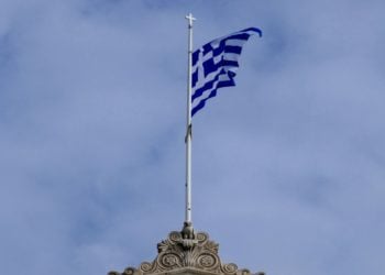 Μεσίστια κυματίζει η σημαία στο κοινοβούλιο ως ένδειξη πένθους για τον θάνατο της Φώφης Γεννηματά  (Φωτ.: Εurokinissi / Γιώργος Κονταρίνης)