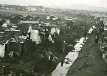Προσφυγικά σπίτια στην Κοκκινιά που αργότερα μετονομάστηκε σε Νίκαια (φωτ.: αρχείο οικογένειας Διλδιλιάν)