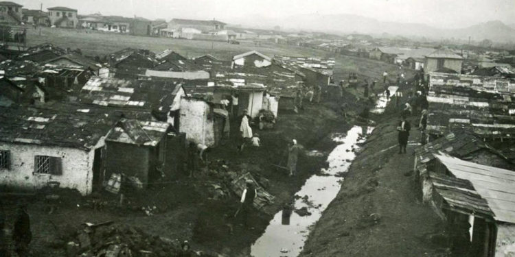Προσφυγικά σπίτια στην Κοκκινιά που αργότερα μετονομάστηκε σε Νίκαια (φωτ.: αρχείο οικογένειας Διλδιλιάν)