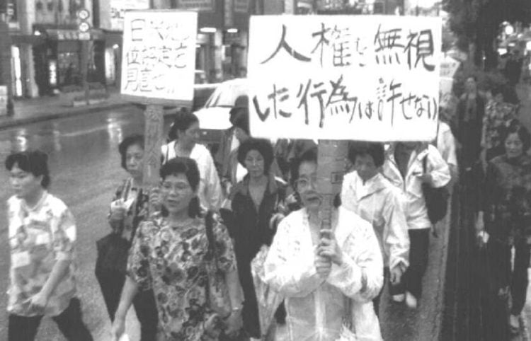 Από τις διαμαρτυρίες κατά των Αμερικανών στρατιωτών στην Οκινάουα, το 1995 (φωτ.: uchinanchu.org)