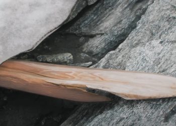 Εικόνα από το σημείο που εντοπίστηκε το δεύτερο από το ζευγάρι των αρχαιότερων χιονοπέδιλων στη Νορβηγία (πηγή: YouTube/Secrets of the Ice)