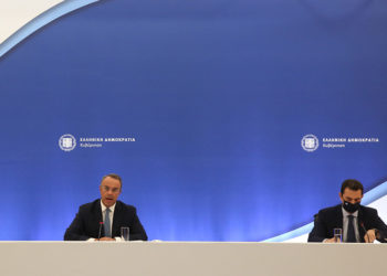 Ο υπουργός Οικονομικών Χρήστος Σταϊκούρας και ο υπουργός Περιβάλλοντος και Ενέργειας Κώστας Σκρέκας (φωτ.: ΑΠΕ-ΜΠΕ / Αλέξανδρος Μπελτές)