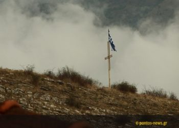 Η ελληνική σημαία του Κωνσταντίνου Κατσίφα (φωτ.: Αντώνης Ρεπανάς)