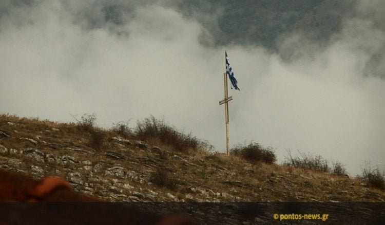 Η ελληνική σημαία του Κωνσταντίνου Κατσίφα (φωτ.: Αντώνης Ρεπανάς)