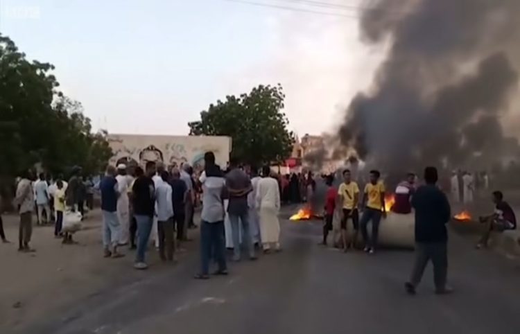 Διαδηλωτές στο Χαρτούμ διαμαρτύρονται για το πραξικόπημα(Φωτ.: YouTube / BBC)