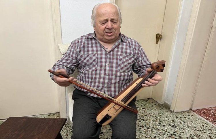 O 82χρονος οργανοποιός Ηλίας Παπαδόπουλος (Φωτ.: ΑΠΕ / ΜΠΕ)