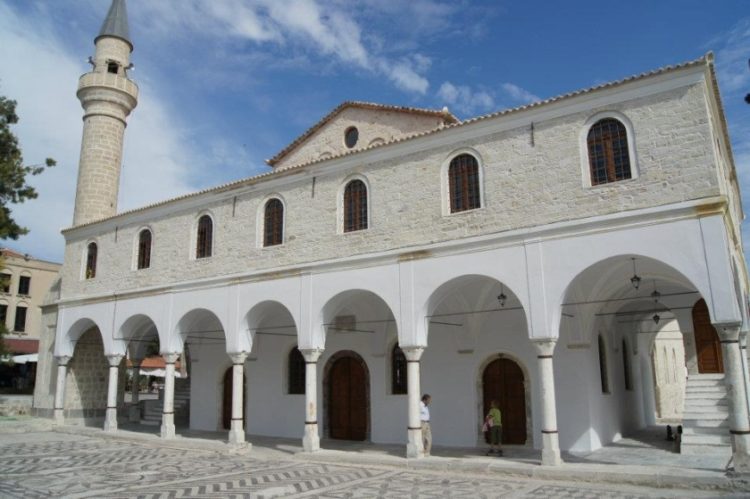 Η εκκλησία των Εισοδίων της Θεοτόκου στα Αλάτσατα. Κτισμένη το 1832. Σήμερα λειτουργεί ως μουσουλμανικό τέμενος (πηγή: facebook.com/alatsata)