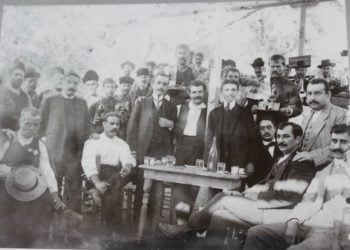 Η φωτογραφία απεικονίζει γλέντι που οργανώθηκε από τα μέλη του Εθνικού Κομιτάτου της Απελευθέρωσης 1912 προς τιμήν του καπετάν Δημήτρη Τσακίρη, για τη δράση του ως οπλαρχηγού αντάρτικου σώματος 60 ανδρών, του μόνου αναγνωρισμένου από την κυβέρνηση, που έλαβε μέρος στη Μάχη του Κλαπάδου (φωτ.: Λέσχη Πλωμαρίου Βενιαμίν ο Λέσβιος)