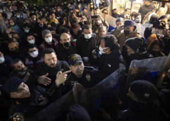 Ομάδες καταστολής της τουρκικής αστυνομίας εμποδίζουν διαδηλωτές να προχωρήσουν, κατά τη διάρκεια διαμαρτυρίας για την οικονομική κρίση στην Τουρκία (φωτ.: 
EPA/TOLGA BOZOGLU)