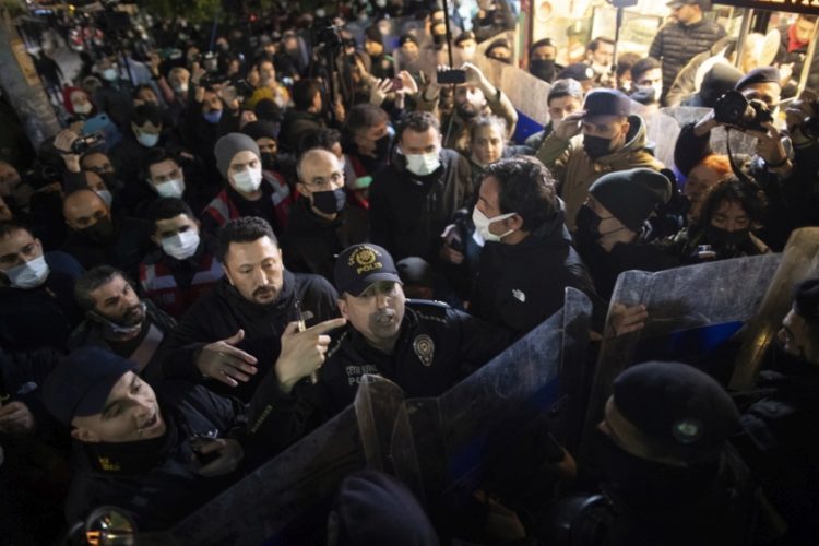 Ομάδες καταστολής της τουρκικής αστυνομίας εμποδίζουν διαδηλωτές να προχωρήσουν, κατά τη διάρκεια διαμαρτυρίας για την οικονομική κρίση στην Τουρκία (φωτ.:EPA/TOLGA BOZOGLU)
