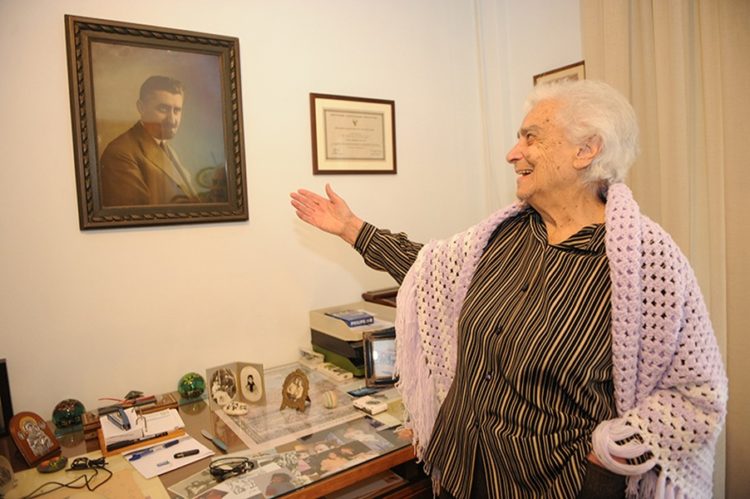 Η Άννα Θεοφυλάκτου μπροστά από τη φωτογραφία του πατέρα της Θεοφύλακτου Θεοφυλάκτου, το 2014 (φωτ.: Φίλιππος Φασούλας)