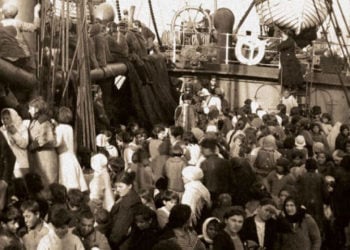 Στο κατάστρωμα του Belgravia πριν από την αναχώρηση από το λιμάνι της Σαμψούντας (Αμισός), αρχές Νοεμβρίου 1922. Ανεβασμένη στη σκάλα η Μαριάμ Διλδιλιάν (φωτ.: αρχείο οικογένειας Διλδιλιάν)