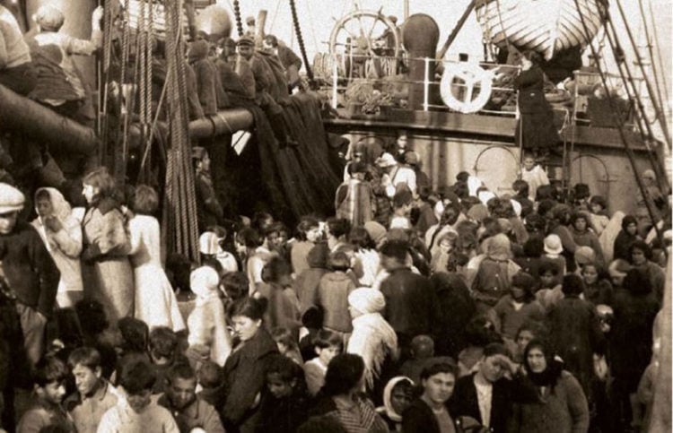 Στο κατάστρωμα του Belgravia πριν από την αναχώρηση από το λιμάνι της Σαμψούντας, αρχές Νοεμβρίου 1922. Ανεβασμένη στη σκάλα η Μαριάμ Διλδιλιάν (φωτ.: αρχείο οικογένειας Διλδιλιάν)
