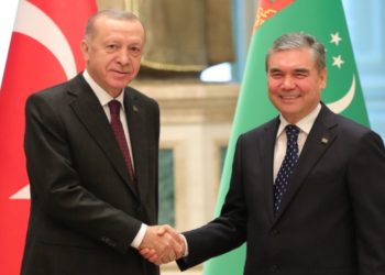 Ο Τούρκος πρόεδρος με τον πρόεδρο του Τουρκμενιστάν στη σύνοδο του Οργανισμού Οικονομικής Συνεργασίας (Φωτ.: Twitter / Turkish Presidency)