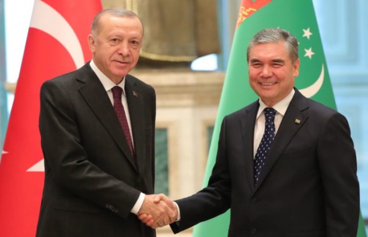 Ο Τούρκος πρόεδρος με τον πρόεδρο του Τουρκμενιστάν στη σύνοδο του Οργανισμού Οικονομικής Συνεργασίας (Φωτ.: Twitter / Turkish Presidency)