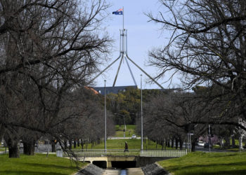 Στο βάθος διακρίνεται το κτήριο του Κοινοβουλίου της Αυστραλίας, στην Καμπέρα (φωτ.: EPA / Lukas Coch)