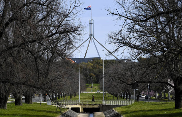 Στο βάθος διακρίνεται το κτήριο του Κοινοβουλίου της Αυστραλίας, στην Καμπέρα (φωτ.: EPA / Lukas Coch)