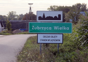 Πινακίδα που αναφέρει το καθεστώς έκτατης ανάγκης, που επικρατεί στα σύνορα Πολωνίας-Λευκορωσίας (φωτ.: EPA/ Artur Reszko)