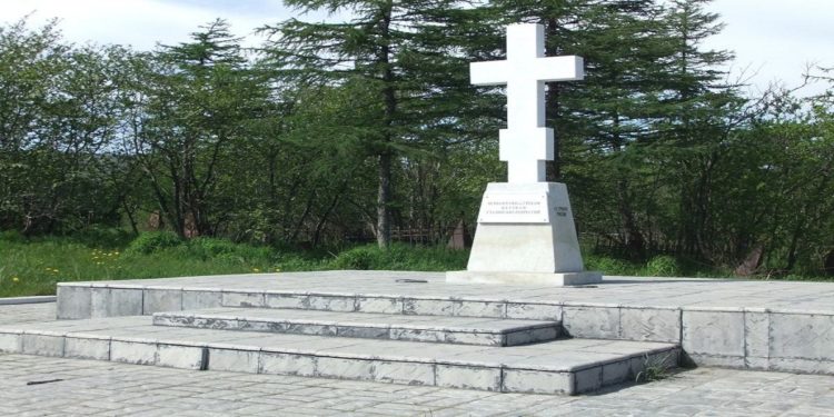 Μνημείο στο Μαγκαντάν της Άπω Ανατολής (Ρωσία), αφιερωμένο στους Έλληνες θύματα των σταλινικών διώξεων (φωτ.: b-raz.cerkov.ru)