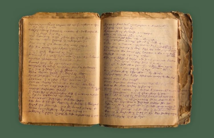Τετράδιο από το Τογκάτ. Ο κάτοχος, από το 1880 έως το 1900, έγραφε ποιήματα, τραγούδια και γράμματα (πηγή: Houshamadyan, Χαμασκαΐν και περιοδικό «Αρμενικά»)