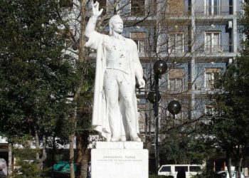 Άγαλμα του Εμμανουήλ Παπά στην πλατεία Ελευθερίας, στις Σέρρες (πηγή: el.wikipedia.org)