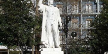 Άγαλμα του Εμμανουήλ Παπά στην πλατεία Ελευθερίας, στις Σέρρες (πηγή: el.wikipedia.org)
