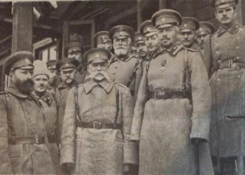Ο στρατηγός Α. B. Σβαρτς με τους αξιωματικούς του ρωσικού στρατού, το 1916, στην Τραπεζούντα (πηγή: «Η Ρωσοκρατία στον Πόντο (1916-1918)», εκδ. Κ. & Μ. ΣΤΑΜΟΥΛΗ)